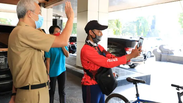 Gubernur Ganjar Pranowo saat menemui Aris pelajar SMK yang nekat bersepeda Banyumas-Semarang demi memastikan bentuk wajahnya mirip ayahnya. (Foto: Liputan6.com/Felek Wahyu)