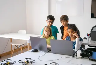 Membesarkan anak tidak hanya tentang memastikan mereka tumbuh sehat dan bahagia. Orangtua juga perlu membekali mereka dengan keterampilan hidup yang akan sangat bermanfaat di masa depan. (foto/dok: freepik/pch.vector)