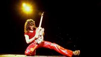 Gaya panggung dari Eddie Van Halen. (Foto: The Guardian)
