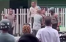 Polisi di Ternate Nangis Meronta-Ronta Minta Tolong saat Dijemput Propam, Heboh jadi Tontonan Warga
