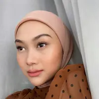 Kreasi hijab pashmina penuh gaya yang bisa jadikan puasa makin semangat ala selebgram. (Foto: Instagram/ Indah Nada Puspita).