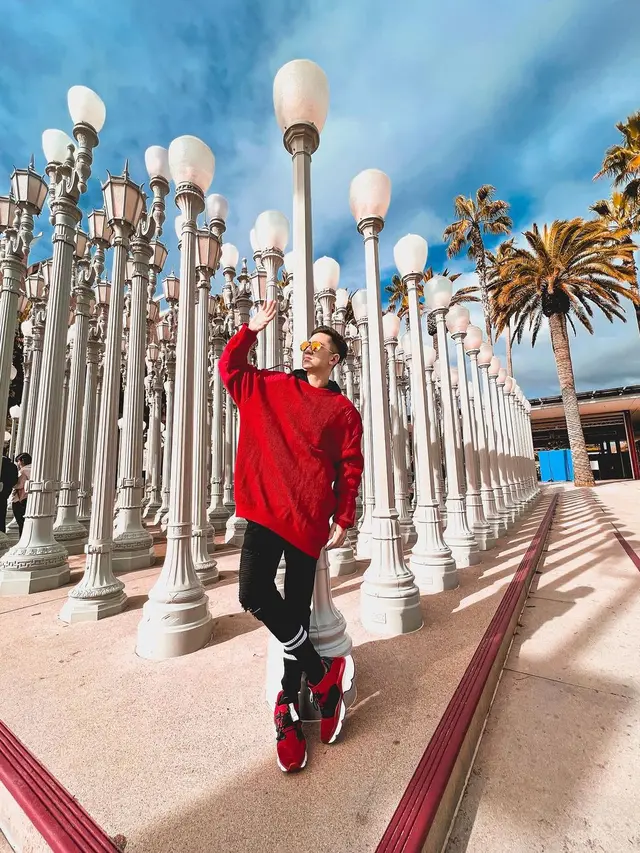 6 Potret Verrel Bramasta Liburan ke Los Angeles, Gayanya Curi Perhatian