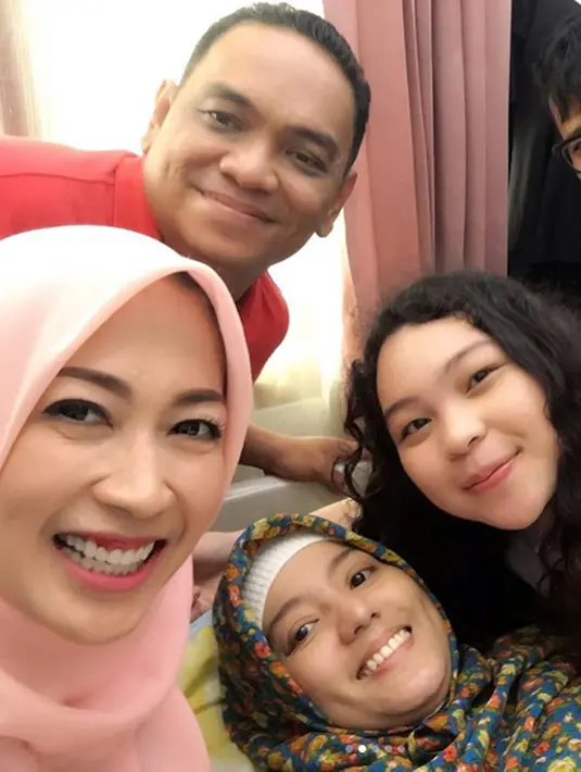 Sebagai suami, kesehariaannya ia juga yang mengurus keperluan istrinya. Seperti minum obat yang tidak boleh telat, makan hingga gantiin bajunya. Andi menambahkan, bahwa istrinya sering tidak memiliki nafsu makan. (Instagram/irensukardi)