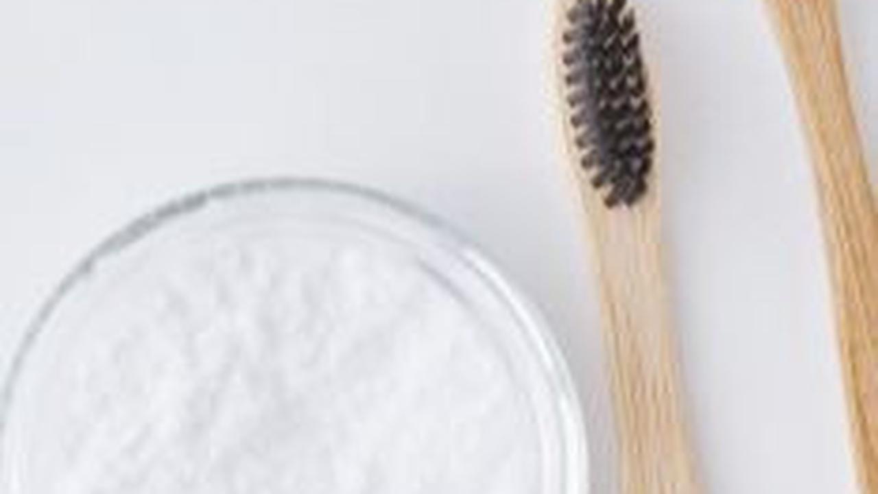 Cara Menghilangkan Karang Gigi dengan Baking Soda<br>