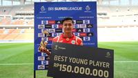 Dony Tri Pamungkas dengan trofi pemain muda terbaik BRI Super League 2025/2026. (Dok. I.League)