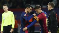 Pemain Barcelona, Gavi (kanan) menerima ban kapten saat menggantikan Pedri pada laga lanjutan Liga Spanyol 2024/2025 melawan Sevilla yang berlangsung di Estadi Olimpic Lluis Companys, Barcelona, Spanyol, Senin (21/10/2024) dini hari WIB. (AP Photo/Joan Monfort)