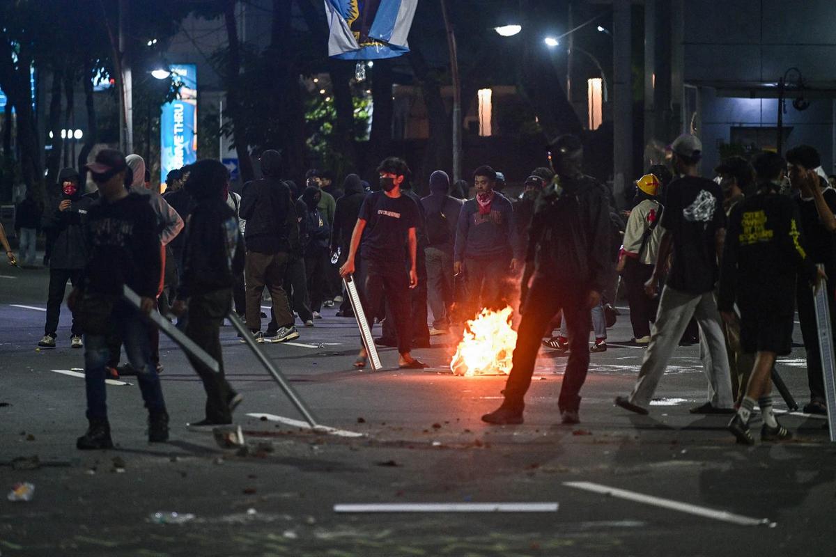 FOTO: Demo  Mahasiswa dan Warga Surabaya Berakhir Ricuh