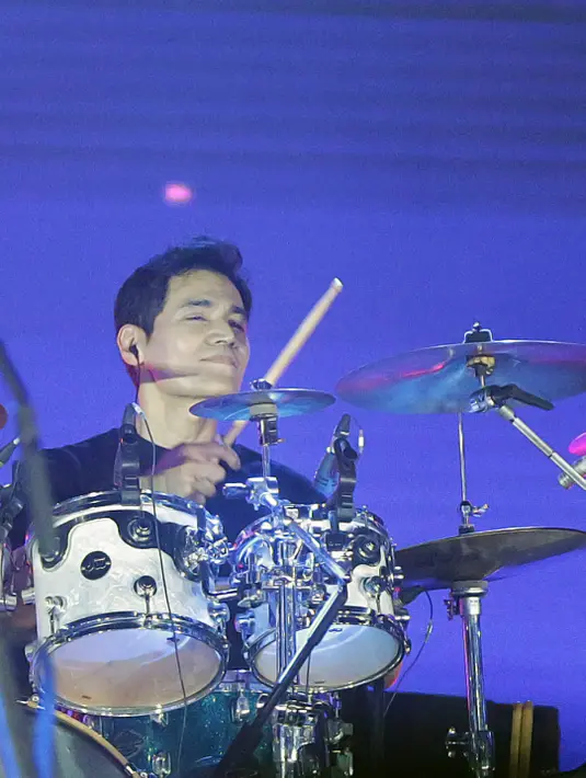 Drummer yang satu ini tampil di hadapan 75 ribu penonton yang padati JIS, Jakarta Utara 4 Februari 2023. [Bambang E Ros/Fimela.com]