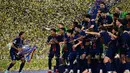 Trofi Liga Champions ini menambah koleksi gelar yang diraih mereka musim ini. (Marco BERTORELLO/AFP)