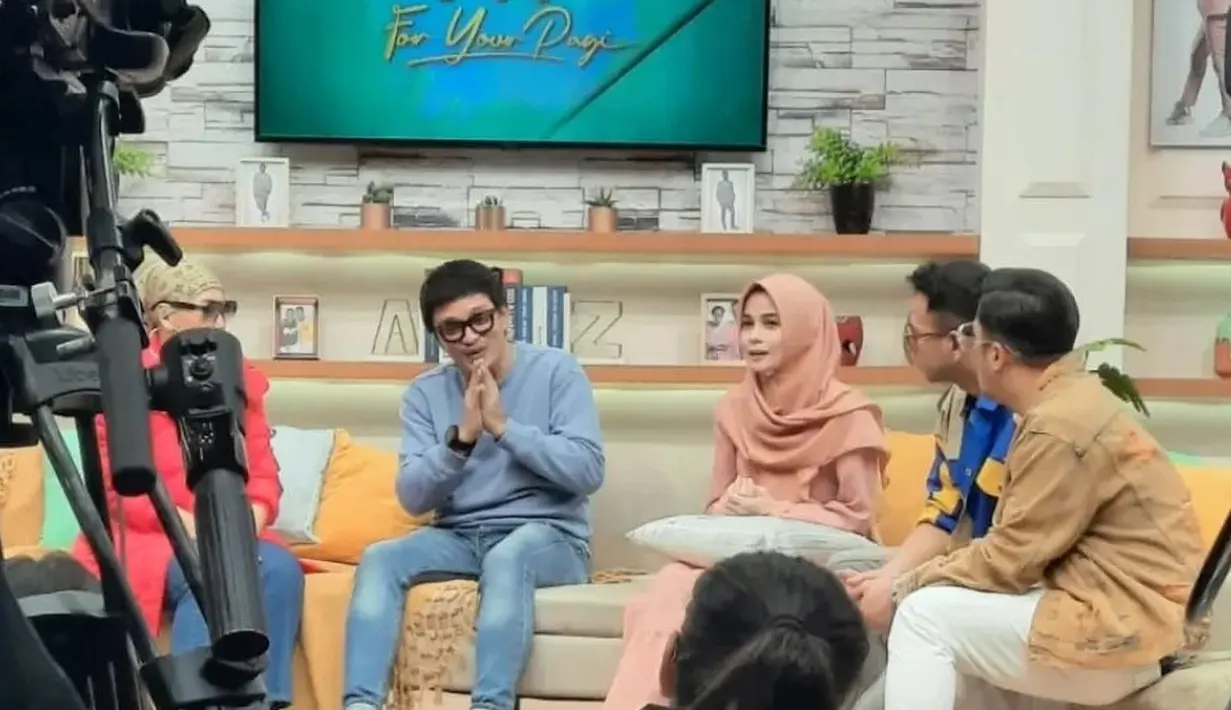 Usai menjadi bintang tamu di salah satu televisi swasta, wanita yang mengawali karir dari sinetron Lain Sendiri  tahun 1993 itu mengungkapkan alasannya. [Instagram/jihanfahirareal]