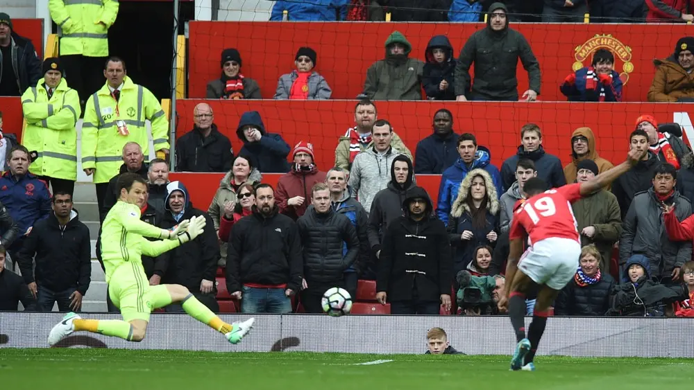 Striker Manchester United, Marcus Rashford, saat melepaskan tendangan yang berujung gol ke gawang Chelsea pada laga lanjutan Premier League, di Old Trafford, Minggu (16/4/2017). (AFP/Oli Scarff). 