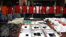 Sejumlah tersangka berikut barang bukti pengungkapan penipuan online menggunakan VOIP diperlihatkan saat rilis di Mapolda Metro Jaya, Jakarta, Senin (1/2/2016). Polisi menahan 9 WNA serta 1 WNI dalam kasus ini. (Liputan6.com/Helmi Fithriansyah)