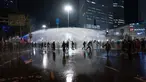 Polisi menembakkan meriam air untuk membubarkan demonstran yang memblokir jalan selama protes menentang rencana pemerintah Perdana Menteri Benjamin Netanyahu untuk melakukan reformasi peradilan di Tel Aviv, Israel, Senin (27/3/2023). (AP Photo/Oded Balilty)