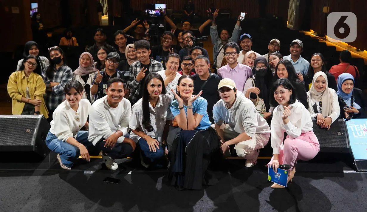Luna Maya bersama Maxime Bouttier, Audi Marissa, Tanta Ginting, dan Denalta Eunike berpose Bersama seusai acara Press Conference untuk "Tenis Bareng Luna" di SCTV Tower, Jakarta, Sabtu (24/8/2024). (Liputan6.com/Herman Zakharia)