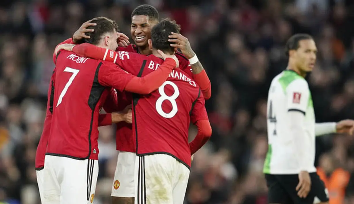 Pemain Manchester United merayakan kemenangan atas Liverpool pada babak perempat final Piala FA 2023/2024 di Old Trafford, Minggu (17/03/2024). (AP Photo/Dave Thompson)