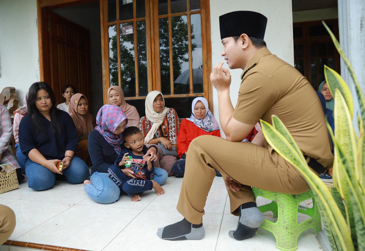 Bupati Trenggalek Mochamad Nur Arifin Serahkan Bantuan Mesin Pembelah Bambu