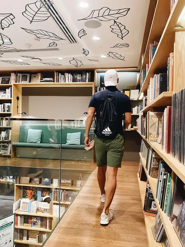 6 Momen Bulan Maudy Ayunda dan Jesse Choi di Thailand, Romantis di Perpustakaan