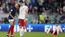 Tentunya hobi baru Robert Lewandowski dengan bicara berbisik dengan dua pemain PSG di Piala Dunia 2022 bukan menjadi hal yang kebetulan semata. Bisa saja hal tersebut sengaja dilakukan Lewandowski untuk mengorek informasi tentang PSG, klub kaya raya Prancis yang bisa saja akan mejadi pelabuhan barunya di musim depan. (AP/Natacha Pisarenko)