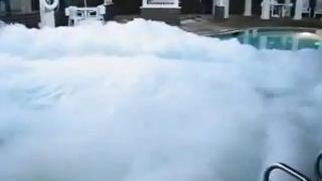 WOW: Begini Jadinya Kalau Nitrogen Cair Masuk Kolam Renang