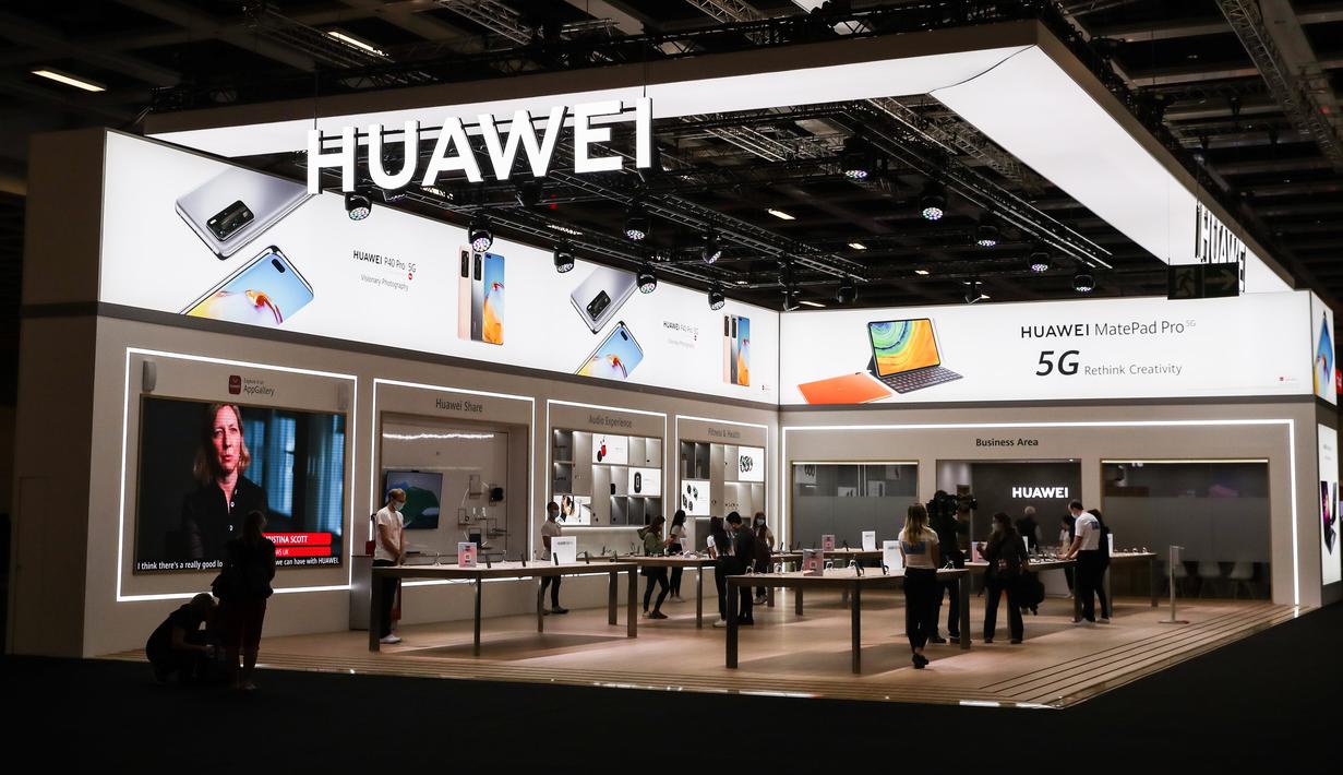 Foto yang diabadikan pada 3 September 2020 ini memperlihatkan stan Huawei dalam pameran IFA 2020 di Berlin, ibu kota Jerman. Pameran perdagangan teknologi itu dibuka di Berlin pada Kamis (3/9) dengan skala yang diperkecil akibat krisis virus corona yang masih berlangsung (Xinhua/Shan Yuqi)