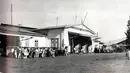 Jalan depan Stasiun Malang selalu ramai dari dulu hingga sekarang. (Source: jelajahmalangku.blogspot.com)