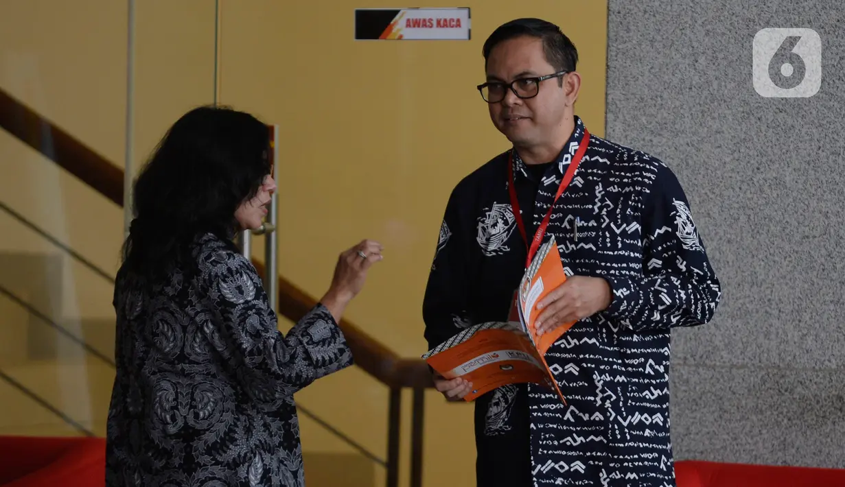 Komisioner Komisi Pemilihan Umum (KPU), Viryan Aziz (kanan) memenuhi panggilan penyidik KPK di Jakarta, Selasa (28/1/2020). Viryan diperiksa sebagai saksi dalam kasus suap terkait pergantian antarwaktu anggota DPR yang menyeret mantan Komisioner KPU Wahyu Setiawan. (merdeka.com/Dwi Narwoko)