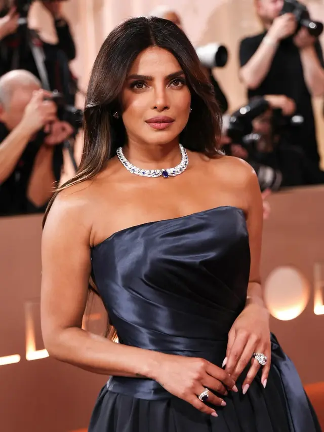 Gaya Kompak Priyanka Chopra & Lisa BLACKPINK Saat Bacakan Nominasi di Golden Globes 2026, Dibalut Kilauan Bvlgari