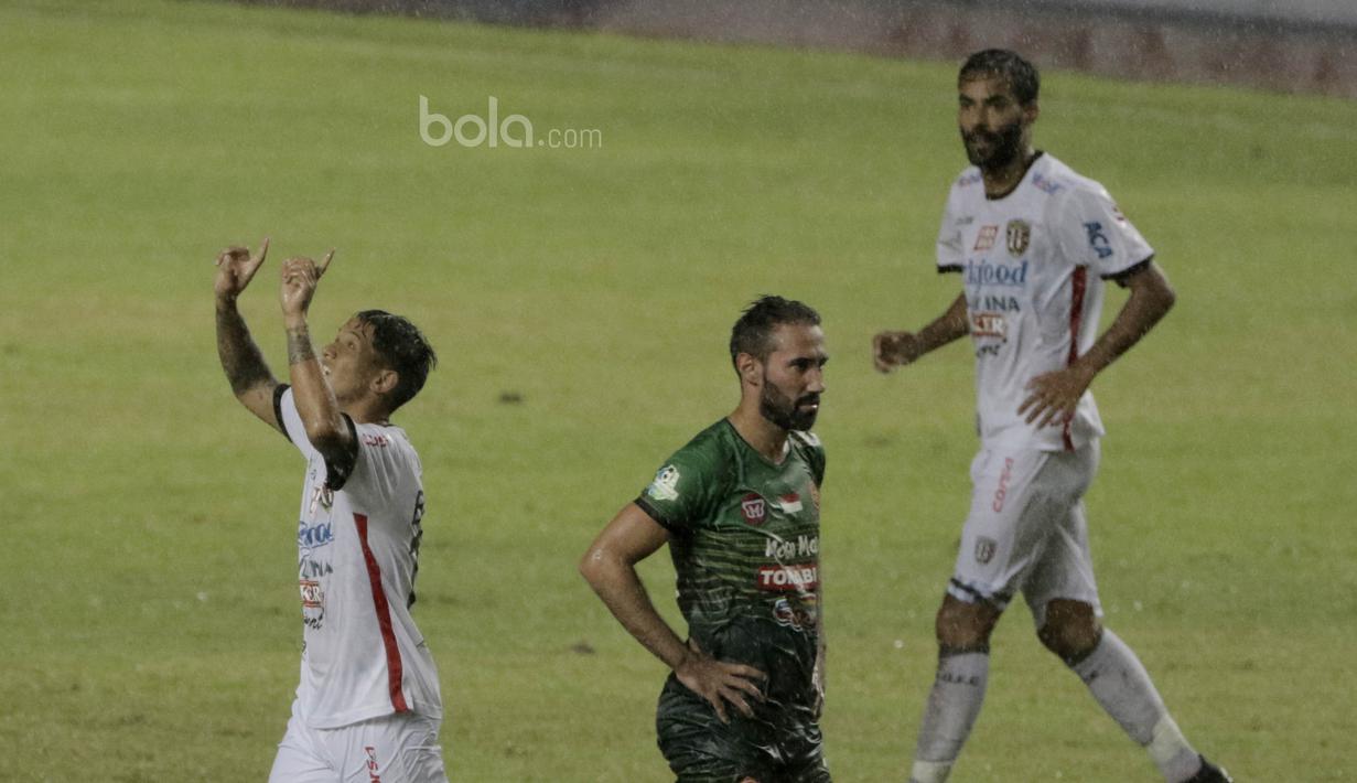 Striker Bali United, Irfan Bachdim, Melakukan selebrasi usai mencetak gol ke gawang PS TNI di Stadion Pakansari, Bogor, Senin (10/7/2017). Irfan Bachdim mencetak dua gol pada laga tersebut. (Bola.com/M Iqbal Ichsan)