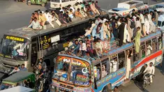 Sejumlah penumpang duduk di atas atap bus saat mudik menuju kampung halaman untuk merayakan Idul Adha di Lahore, Pakistan, Sabtu (10/8/2019). Umat Islam di seluruh dunia merayakan Idul Adha yang identik dengan tradisi berkurban. (Photo by ARIF ALI / AFP)