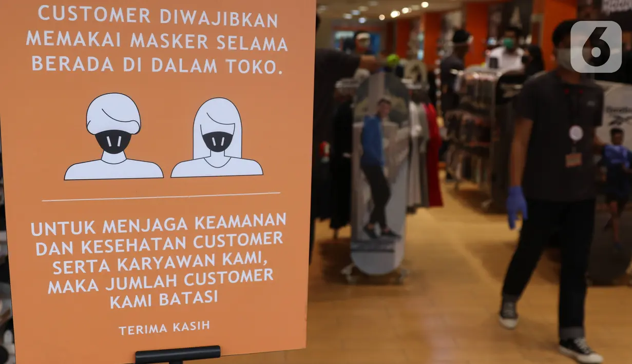 Papan bertuliskan aturan pemakaian masker dan pembatasan jarak kepada pengunjung di salah satu toko di Pasar Baru Jakarta Pusat, Selasa (9/6/2020). Pusat perbelanjaan tersebut kembali dibuka, meski masih dalam masa Pembatasan Sosial Berskala Besar (PSBB) transisi. (Liputan6.com/Angga Yuniar)