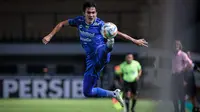 Pemain Persib Bandung, Zalnando berusaha mengontrol bola saat menghadapi Dewa United pada laga pekan ke-3 BRI Liga 1 2023/2024 di Stadion Gelora Bandung Lautan Api (GBLA), Bandung, Jumat (14/07/2023). (Bola.com/Bagaskara Lazuardi)