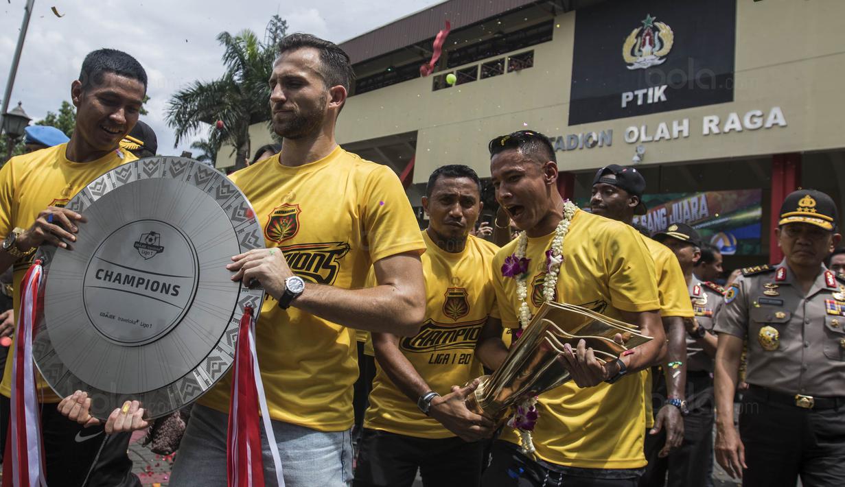 Pemain Bhayangkara FC merayakan gelar juara di PTIK, Jakarta, Selasa (12/12/2017). Menjadi juara Liga 1, pemain dan official Bhayangkara mendapatkan penghargaan dari Polri. (Bola.com/Vitalis Yogi Trisna)