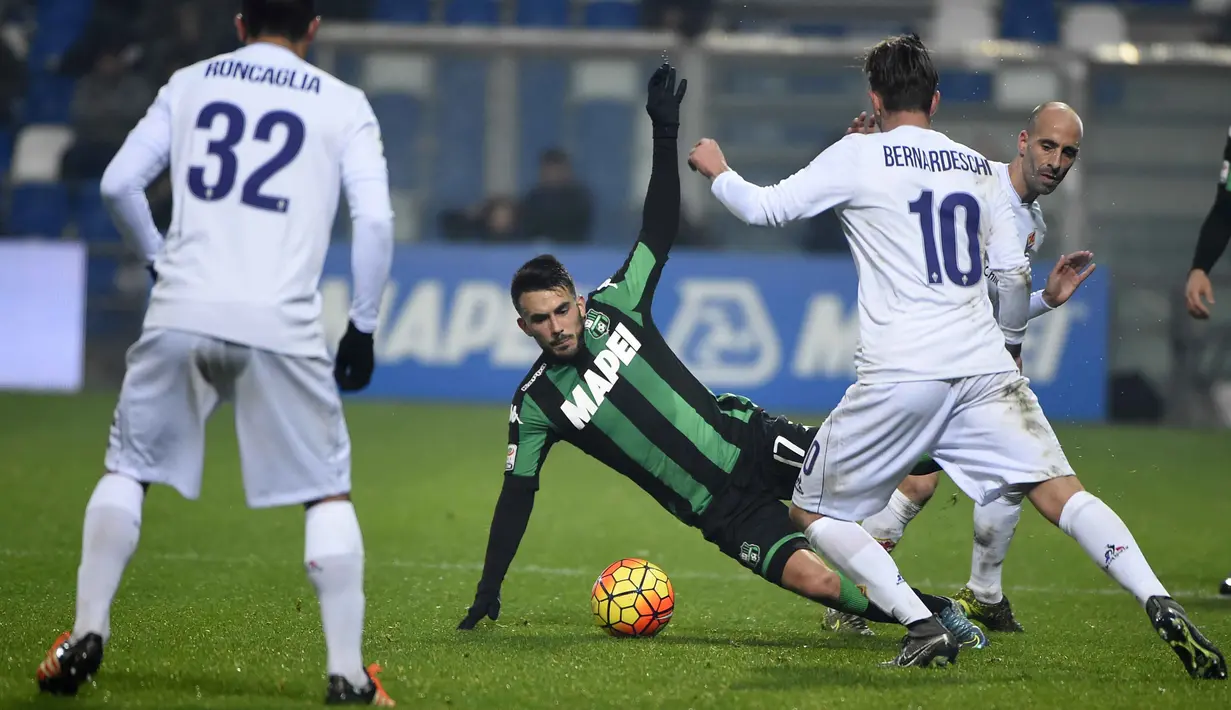 Pemain Sassuolo, Simone Missiroli (tengah) berebut bola dengan para pemain Fiorentina pada lanjutan liga Italia Serie A di Stadion Mapei, Reggio Emilia, Selasa (01/12/2015). (AFP Photo/Olivier Morin)