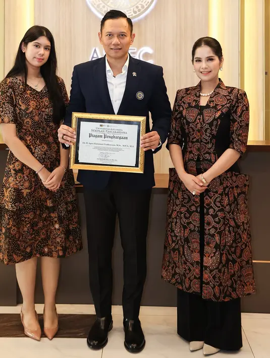 Sebelum wisuda, AHY dianugerahi wisudawan terbaik untuk gelar doktoralnya. Annisa Pohan dan Almira Tunggadewi tampil kembar mengenakan batik [@Annisayudhoyono]