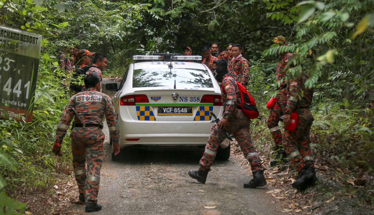Tim penyelamat melakukan operasi pencarian gadis disabilitas asal Irlandia Nora Anne Quoirin yang hilang dari sebuah resor hutan hujan di Seremban, Malaysia, Rabu (7/8/2019). Hingga kemarin, operasi SAR telah melibatkan 178 personel untuk mencari Nora. (AP Photo/Annice Lyn)