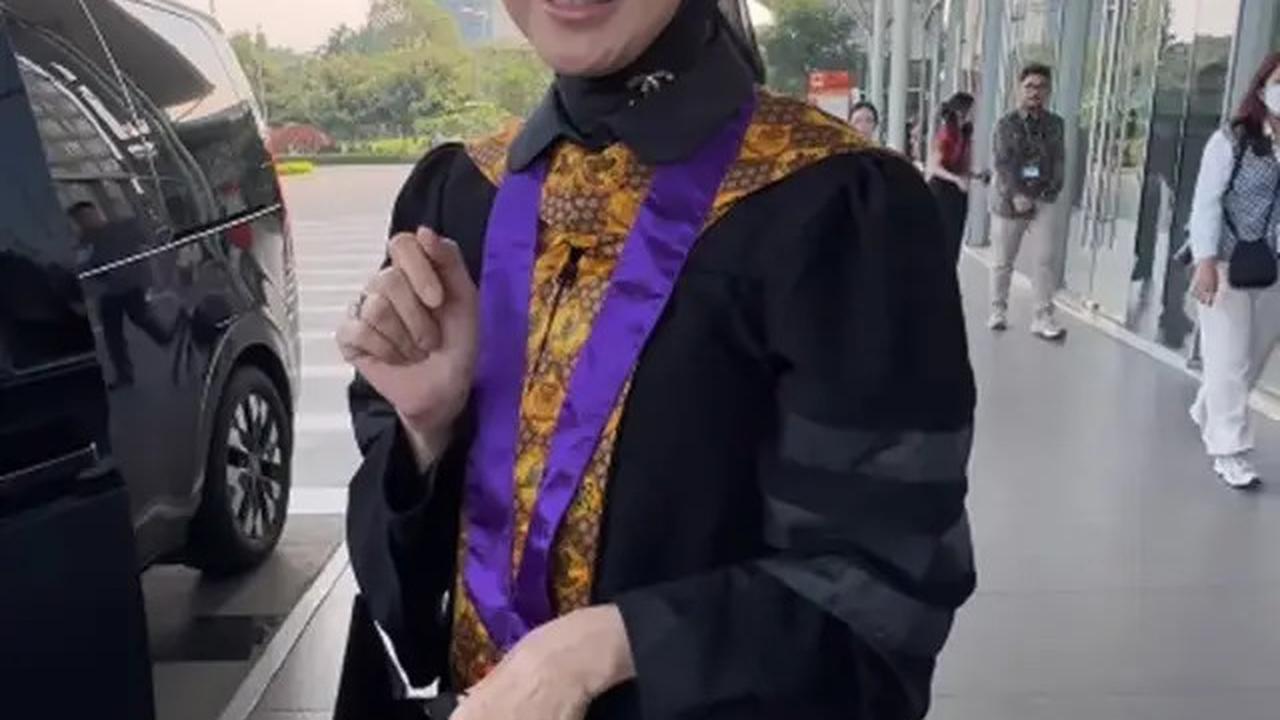 Potret Desy Ratnasari Wisuda S3, Resmi Menyandang Gelar Doktor