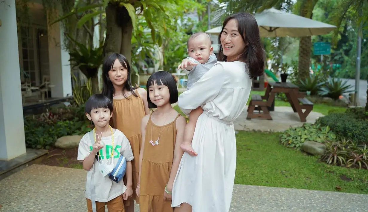 Di momen itu, mereka tampil kompak kenakan baju nuansa putih-coklat muda. Mama Gina tampak mengenakan dress putih, Suji dan Yunji kompak kenakan dress ruffle coklat. Sementara Jio tampil mengenakan kaos putih dan celana panjang coklat, serasi sama Appa Jay. (Instagram/raffinagita1717).