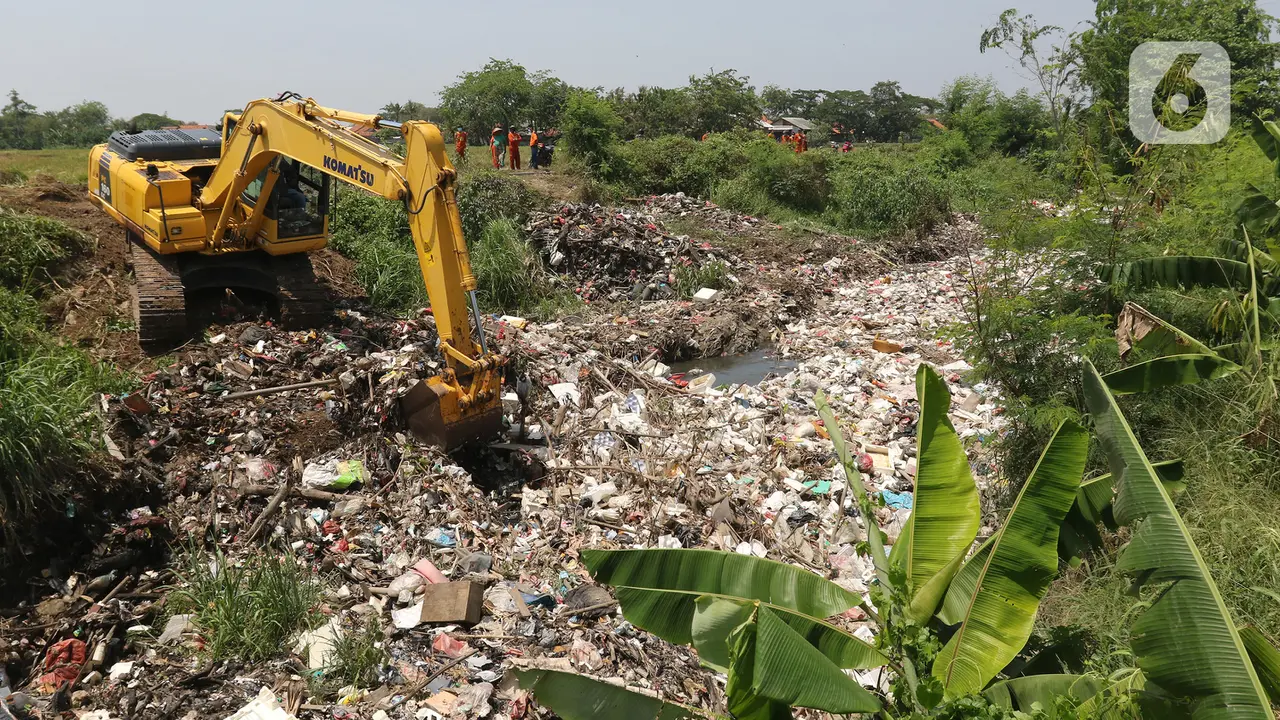 FOTO: Tumpukan Sampah Penuhi Kali Busa Tambun Utara