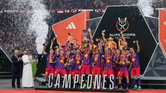 Para pemain Barcelona mengangkat trofi juara Piala Super Spanyol 2026 setelah mengalahkan Real Madrid dengan skor 3-2 dalam laga final yang berlangsung di King Abdullah Stadium, Jeddah, Arab Saudi, Minggu (11/01/2026) waktu setempat. (AP Photo/Altaf Qadri)