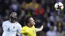 Gelandang Prancis, Paul Pogba, duel udara dengan bek Swedia, Albin Ekdal, pada laga kualifikasi Piala Dunia 2018 di Stadion Friends Arena, Solna, Jumat (9/6/2017). Swedia menang 2-1 atas Prancis. (AP/Marcis Ericsson)