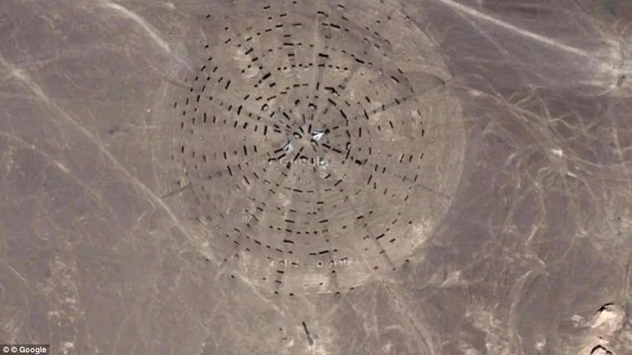 Penampakan misterius di Gurun Gobi, yang berada di antara Kathmandu di Nepal dan Mongolia, diungkap lewat gambar satelit Google Maps.
