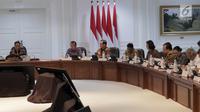 Suasana saat Presiden Joko Widodo memimpin Rapat Terbatas Evaluasi Proyek Strategis Nasional di Kantor Presiden, Jakarta, Senin (16/4). Jokowi juga meminta proyek strategis yang dimulai pada 2017 untuk segera diselesaikan. (Liputan6.com/Angga Yuniar)