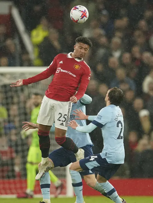 Kemenangan ini mengantar Aston Villa kini berada di posisi keempat klasemen dengan mengemas 53 poin dari 28 laga. Brentford bercokol di posisi kesembilan dengan 43 angka. (AP Photo/Dave Thompson)
