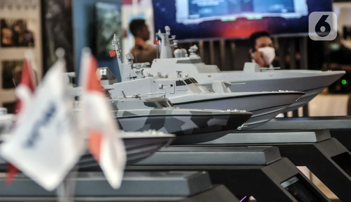 Miniatur kapal perang dihadirkan dalam pameran industri pertahanan Indo Defence 2022 Expo & Forum di JIExpo, Kemayoran, Jakarta, Rabu (2/11/2022). Kementerian Pertahanan bersama PT Napindo Media Ashatama menggelar pameran industri pertahanan terbesar se-Asia Tenggara bertemakan “Peace, Prosperity, Strong Defence” yang diikuti 905 perusahaan dari 59 negara dan berlangsung hingga 5 November mendatang. (merdeka.com/Iqbal S. Nugroho)