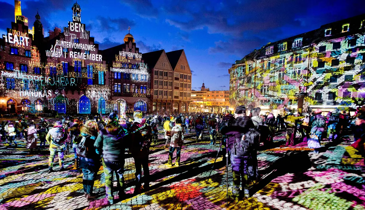 Gedung Balai kota dan alun-alun Roemer diterangi selama festival cahaya "Luminale" di Frankfurt, Jerman, (20/3). (AP Photo / Michael Probst)