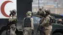 Anggota pasukan reaksi cepat Afghanistan dikerahkan ke lokasi ledakan di Kabul, Selasa (19/4). Suara ledakan terdengar dan mengguncang kaca jendela hingga radius beberapa mil. (REUTERS/Omar Sobhani)