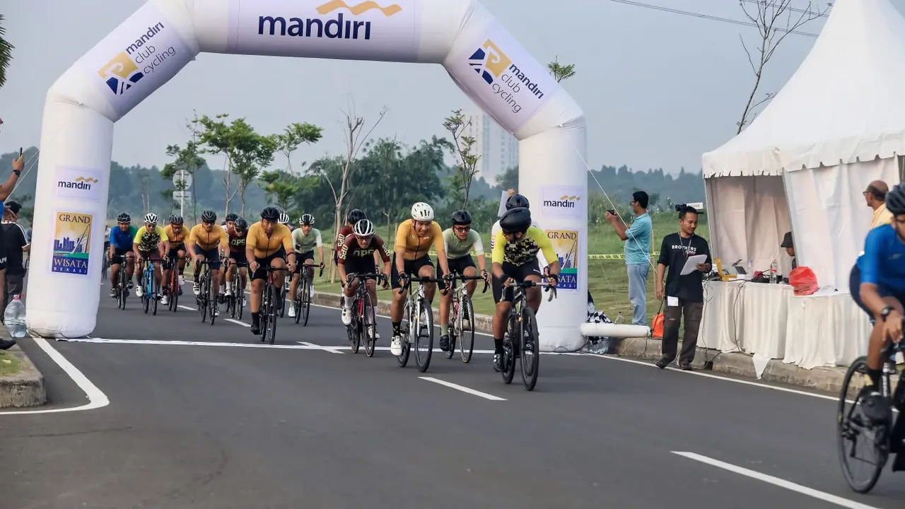 Sekitar 150 pebalap ikut Porseni Bank Mandiri 2024 untuk cabang olahraga balap sepeda pada akhir pekan kemarin, Sabtu 5 Oktober 2024 di kawasan East Gateway Boulevard Grand Wisata Bekasi, Jawa Barat.