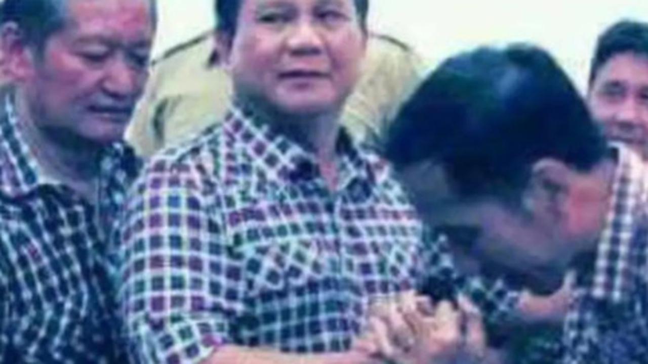 Beda 12 Tahun, Pose Jokowi Hingga Menunduk Salami Prabowo 2012 lalu ini Mirip Banget Sama Gibran di 2014