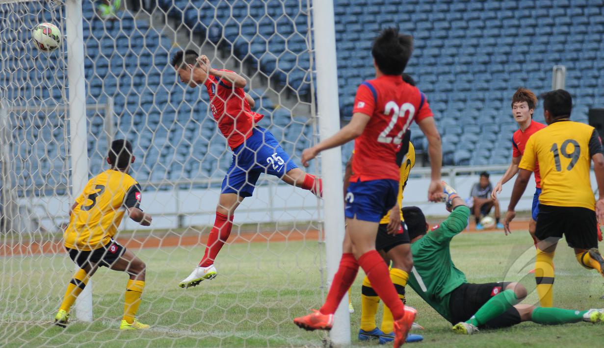 Bek Korea Selatan U-23, Jung Seunghyun (25) menyundul bola ke gawang Brunei Darussalam di laga kualifikasi grup H Piala Asia 2016 di Stadion GBK, Jakarta, (27/3/2015). Korea Selatan unggul 5-0 atas Brunei Darussalam. (Liputan6.com/Helmi Fithriansyah)  