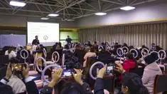 Warga belajar keterampilan livestreaming serta webcasting untuk e-commerce dan jualan online saat workshop yang digelar oleh otoritas pemerintah daerah di Zhangye, Provinsi Gansu, China, 20 Januari 2022. (Chinatopix via AP)